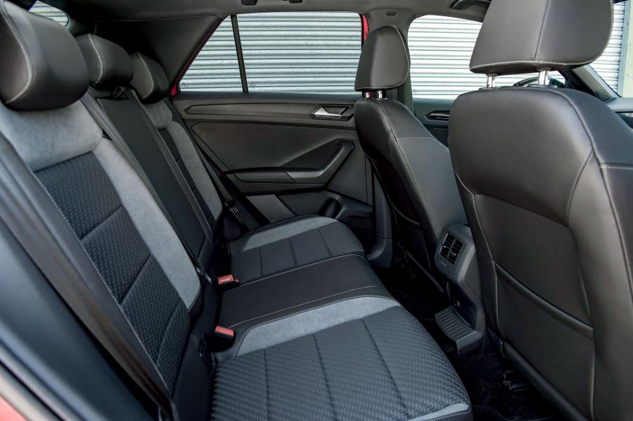 Интерьер Volkswagen T-Roc R-Line 2017 года  (UK) (фото 8 из 33)
